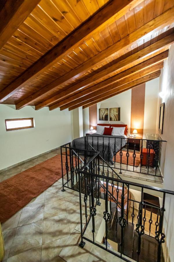 Enastron Hotell Kalavryta Exteriör bild