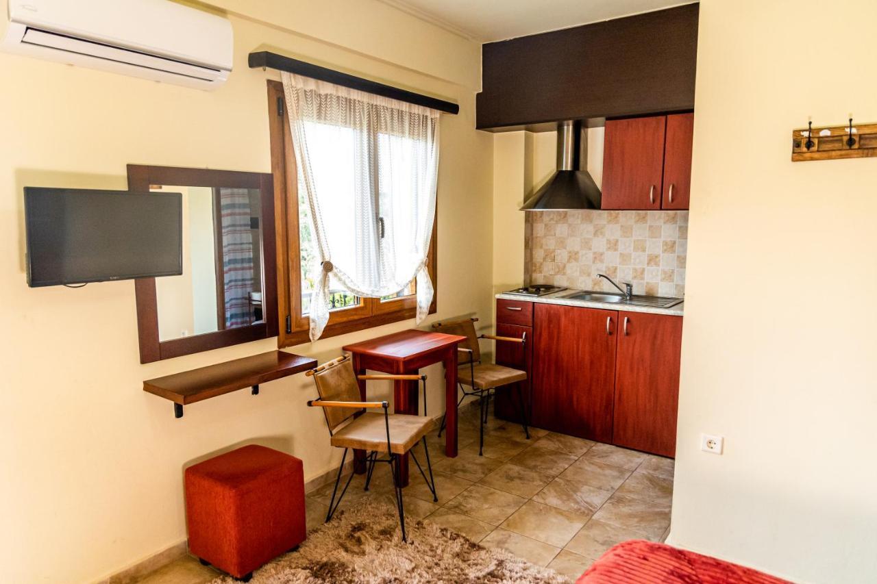 Enastron Hotell Kalavryta Exteriör bild
