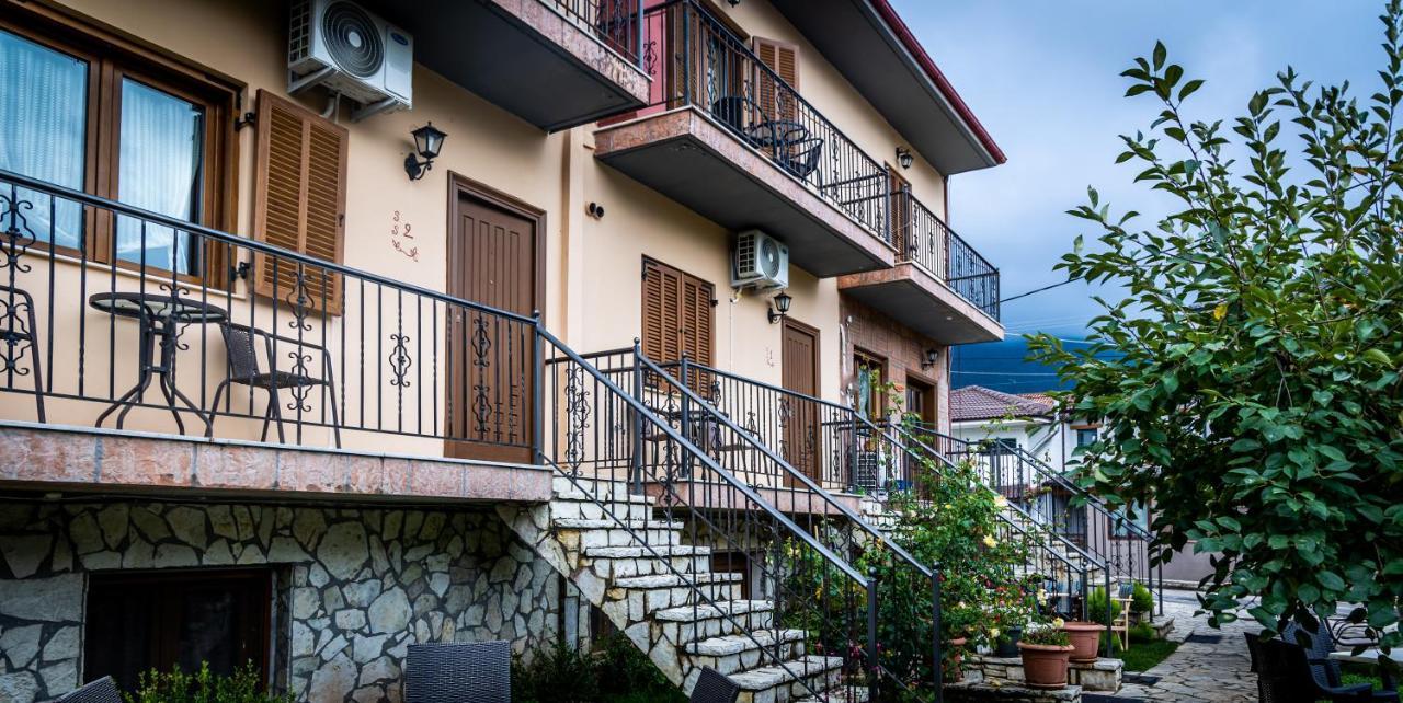 Enastron Hotell Kalavryta Exteriör bild