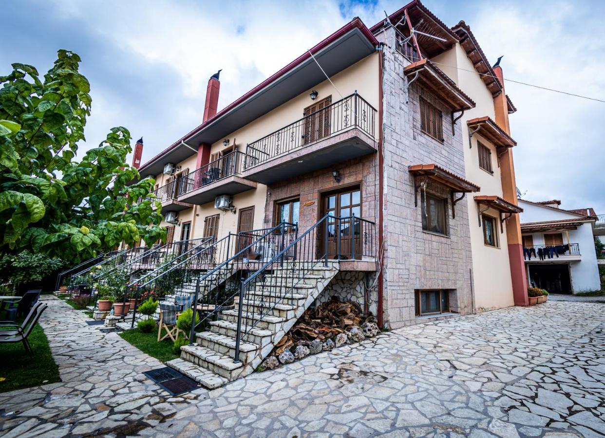 Enastron Hotell Kalavryta Exteriör bild