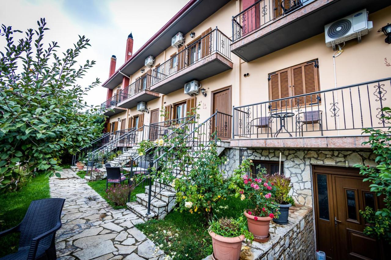 Enastron Hotell Kalavryta Exteriör bild