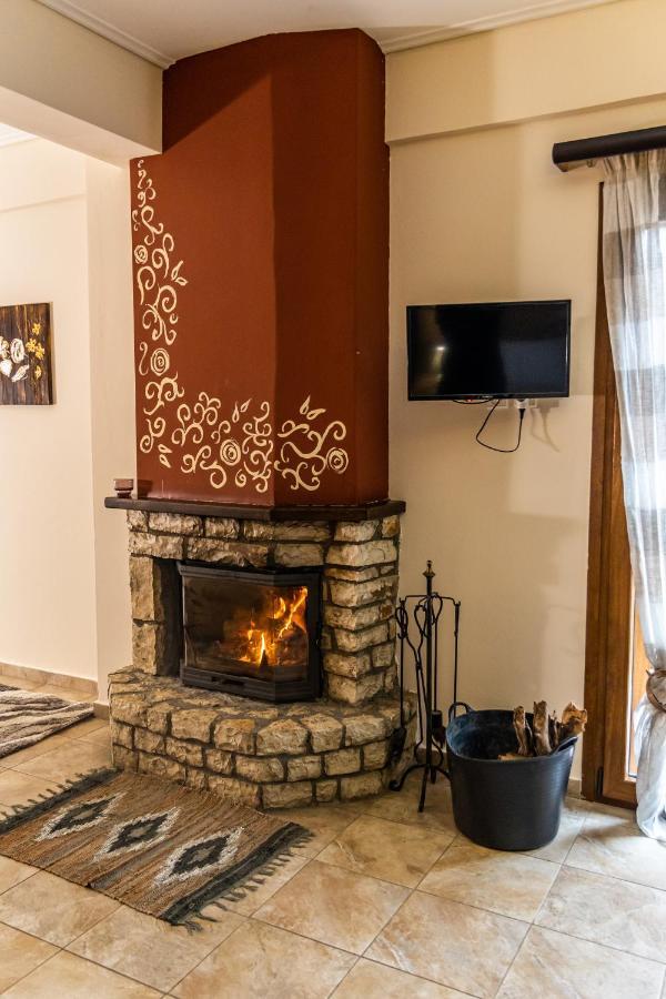 Enastron Hotell Kalavryta Exteriör bild