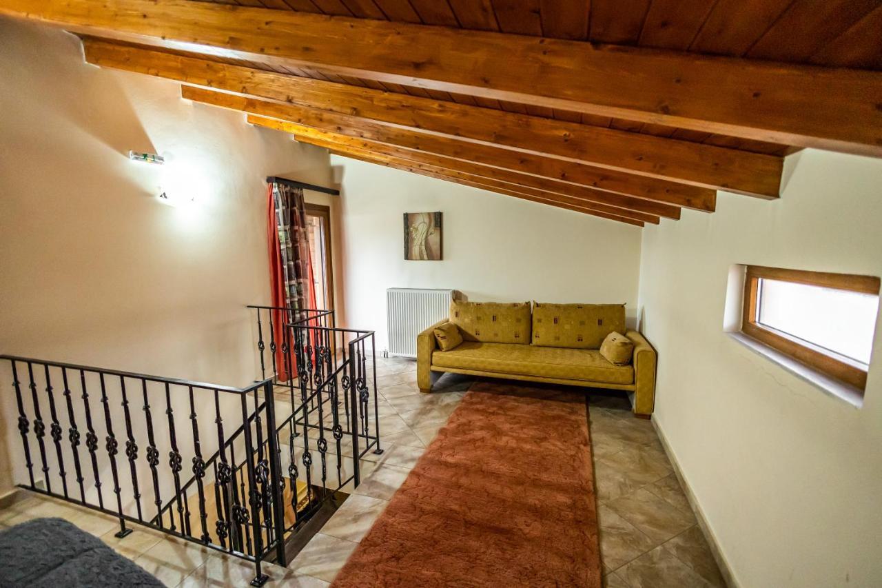Enastron Hotell Kalavryta Exteriör bild
