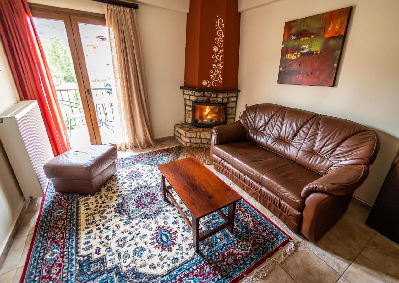 Enastron Hotell Kalavryta Exteriör bild