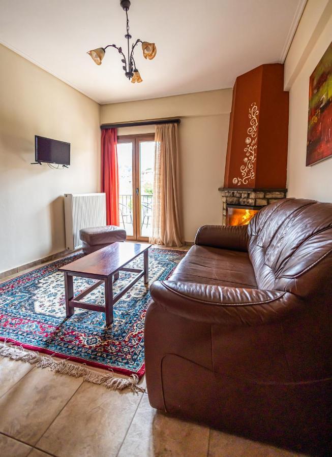 Enastron Hotell Kalavryta Exteriör bild