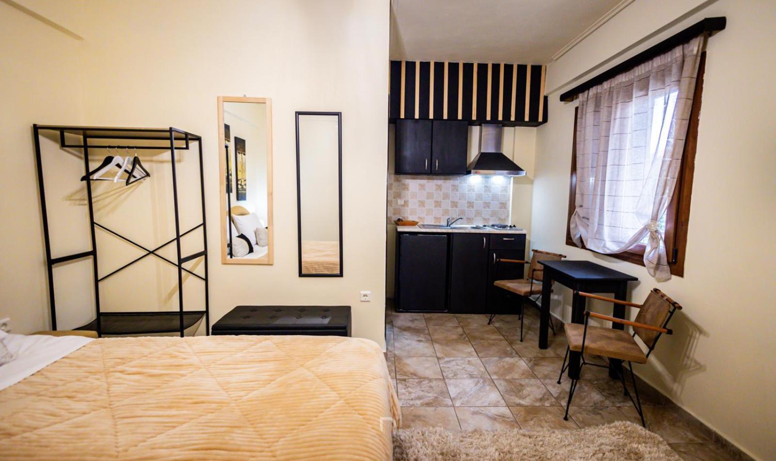 Enastron Hotell Kalavryta Exteriör bild